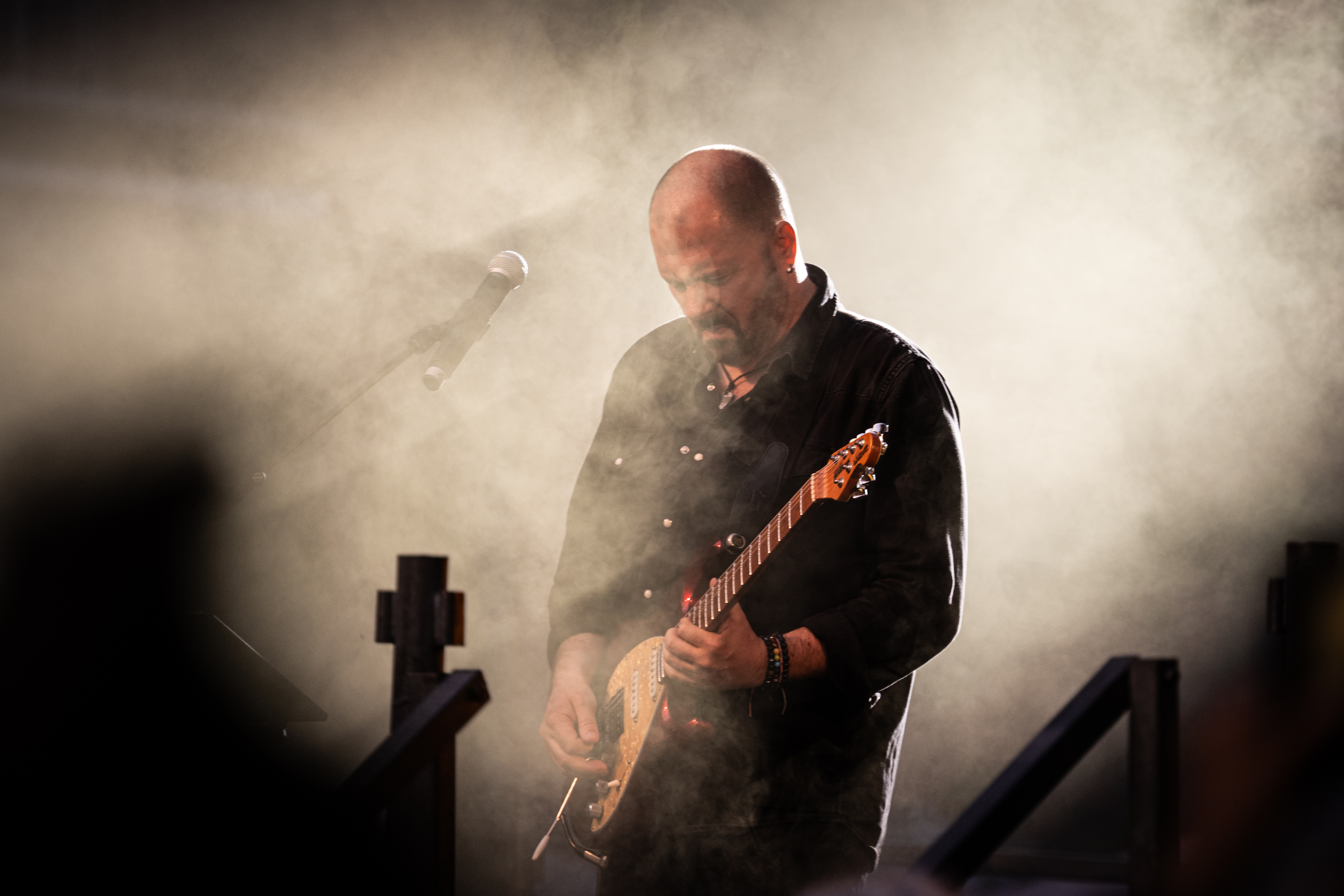 Aymeric à la guitare électrique dans la fumée