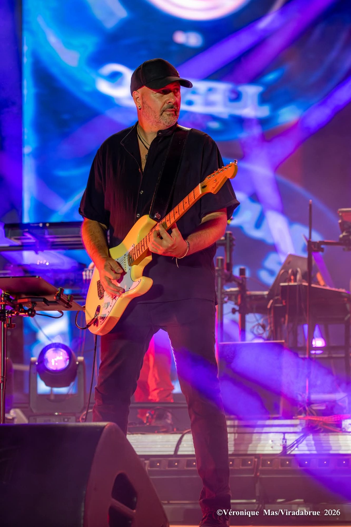 Aymeric à la guitare électrique sur scène — photo Véronique Mas / Viradabrue